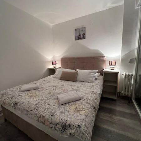 Apartman Omar Stan Na Dan Besplatan Parking サラエヴォ エクステリア 写真