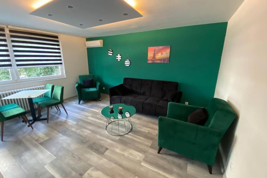 Apartman Omar Stan Na Dan Besplatan Parking サラエヴォ エクステリア 写真