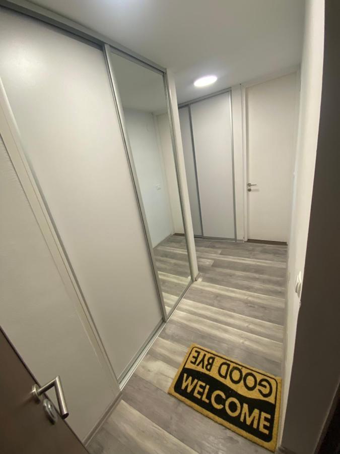 Apartman Omar Stan Na Dan Besplatan Parking サラエヴォ エクステリア 写真