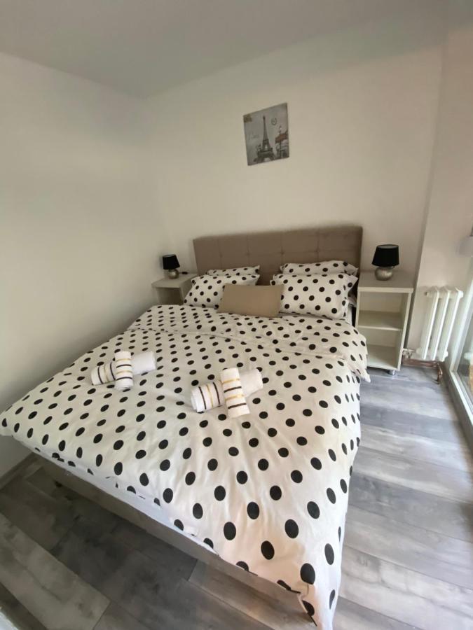 Apartman Omar Stan Na Dan Besplatan Parking サラエヴォ エクステリア 写真