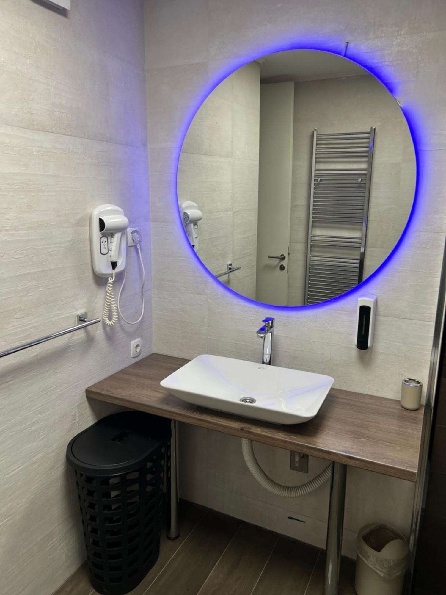 Apartman Omar Stan Na Dan Besplatan Parking サラエヴォ エクステリア 写真