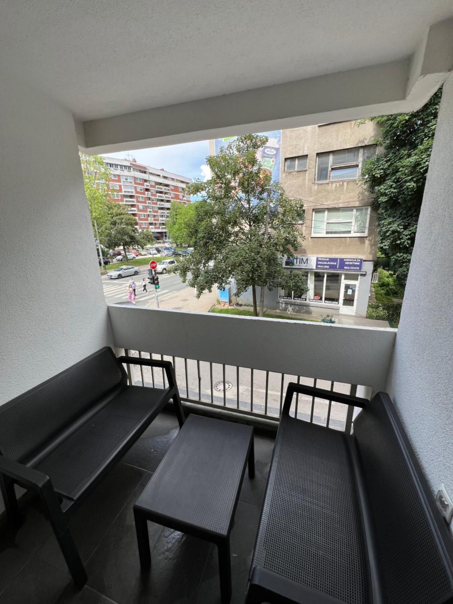 Apartman Omar Stan Na Dan Besplatan Parking サラエヴォ エクステリア 写真